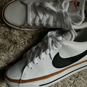 Only worn once! Not the best lighting